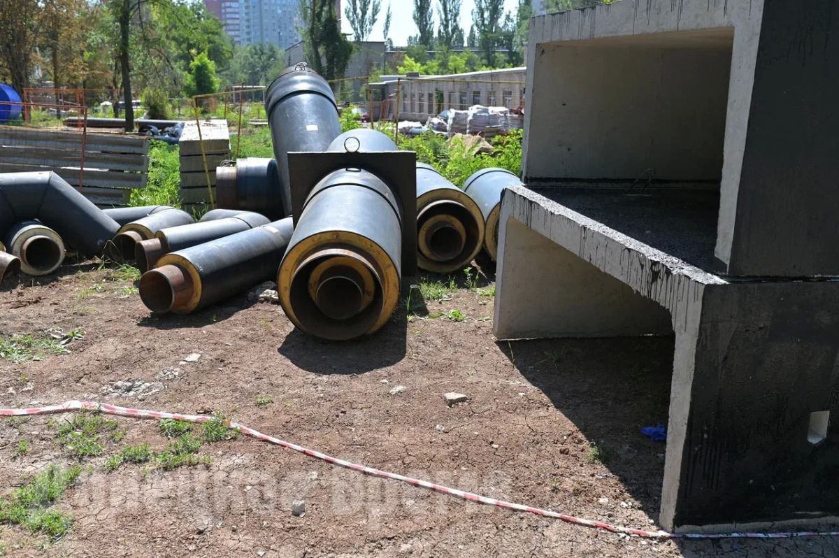 Под палящим солнцем, в пыли и металле: в Донецке готовят теплотрассу к новому отопительному сезону Под палящим солнцем, в пыли и металле: в Донецке готовят теплотрассу к новому отопительному сезону