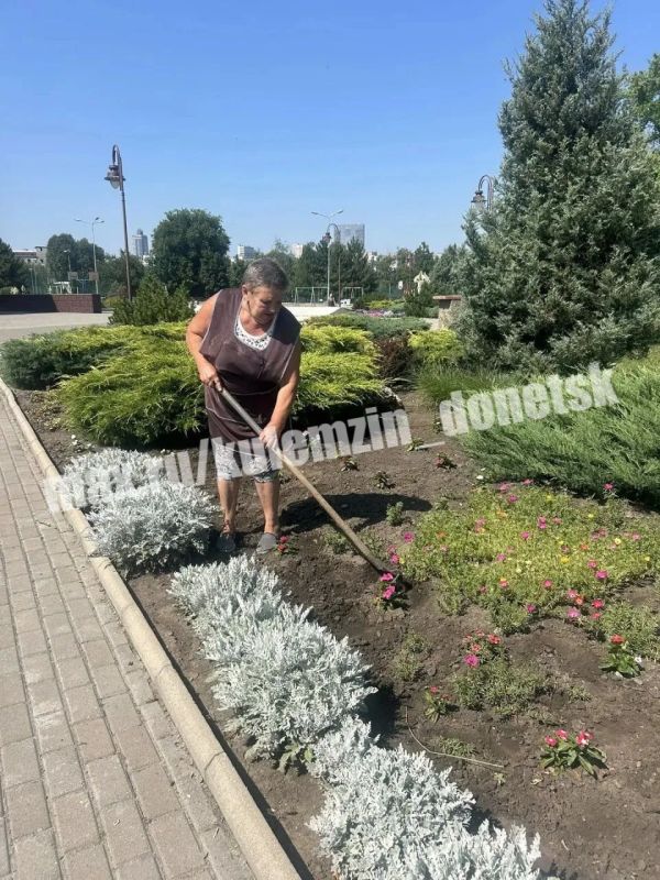 В эти жаркие летние дни сотрудники Дирекции парков продолжают работу по благоустройству территорий В эти жаркие летние дни сотрудники Дирекции парков продолжают работу по благоустройству территорий