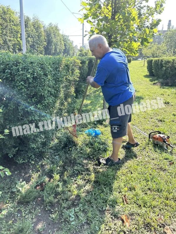 В эти жаркие летние дни сотрудники Дирекции парков продолжают работу по благоустройству территорий В эти жаркие летние дни сотрудники Дирекции парков продолжают работу по благоустройству территорий