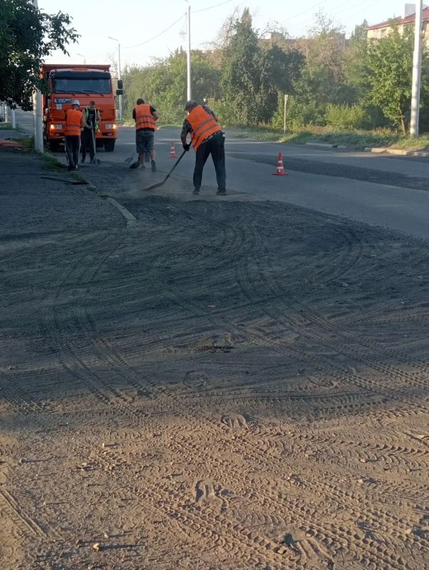 В городском округе Снежное продолжается летняя уборка дорог
