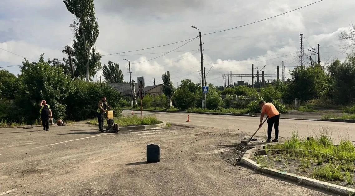 Хабаровский край обустроил бордюры в Дебальцево на улице Советской Хабаровский край обустроил бордюры в Дебальцево на улице Советской