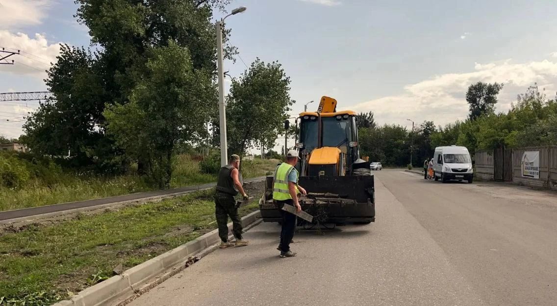 Хабаровский край обустроил бордюры в Дебальцево на улице Советской Хабаровский край обустроил бордюры в Дебальцево на улице Советской