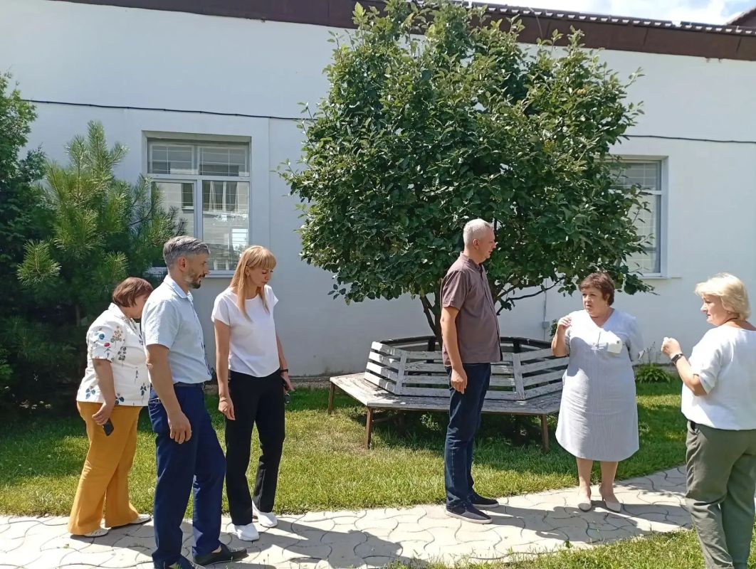 В рамках рабочей поездки в Ясиноватский муниципальный округ представитель актива Регионального общественного движения «Донецкая Республика» Сергей Макаров встретился с представителями педагогического сообщества Ясиноватой В рамках рабочей поездки в Ясиноватский муниципальный округ представитель актива Регионального общественного движения «Донецкая Республика» Сергей Макаров встретился с представителями педагогического сообщества Ясиноватой
