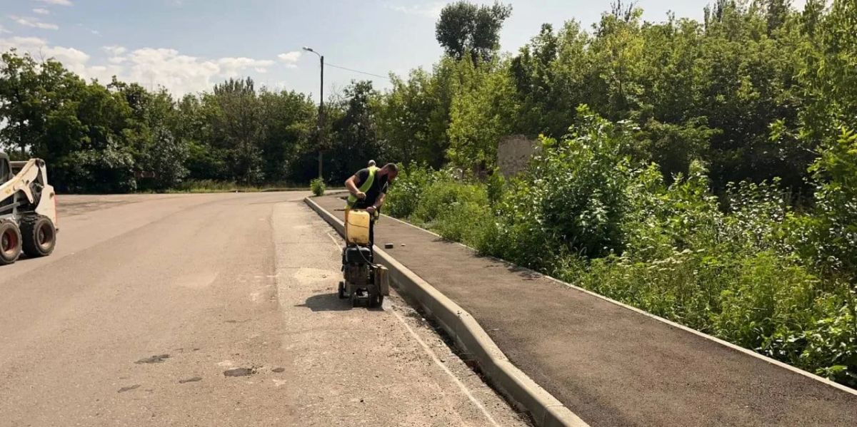Хабаровский край обустроил бордюры в Дебальцево на улице Советской Хабаровский край обустроил бордюры в Дебальцево на улице Советской