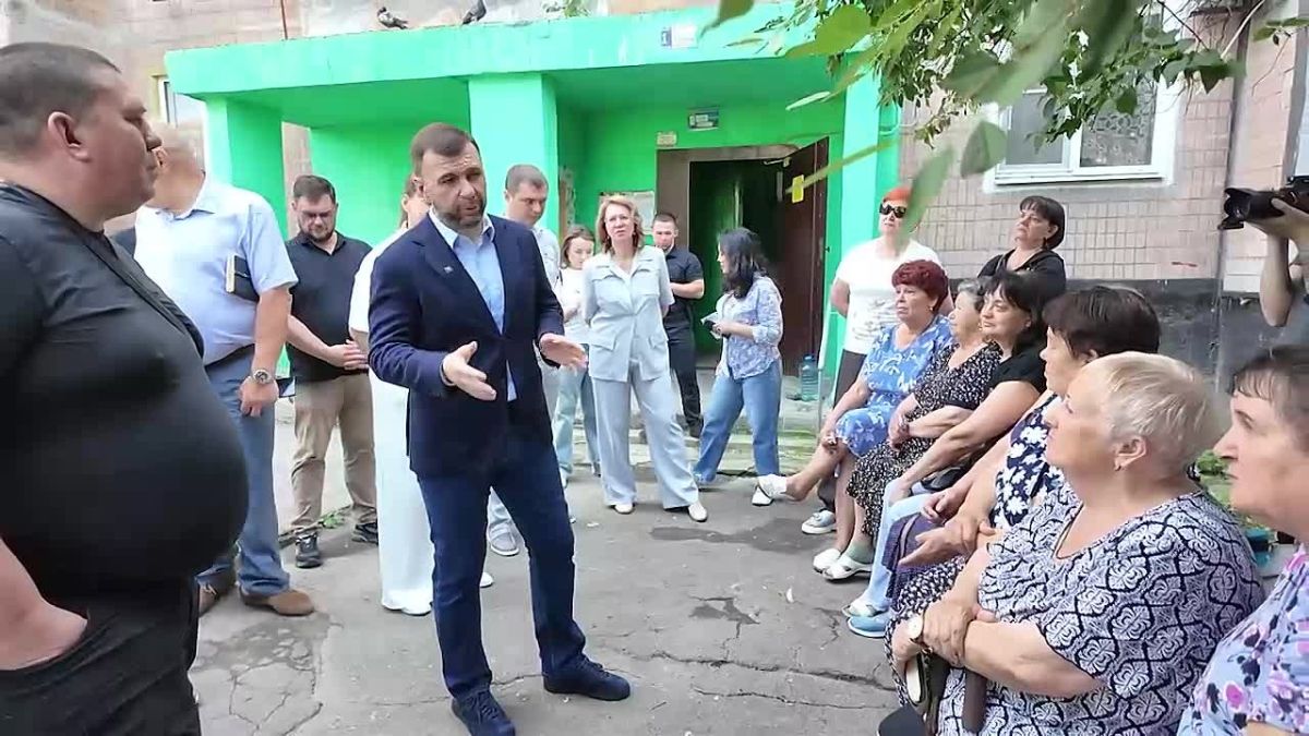 Глава ДНР обсудил с жильцами дома №36 микрорайона Зеленый в Макеевке первоочередные проблемы, которые требуют решения