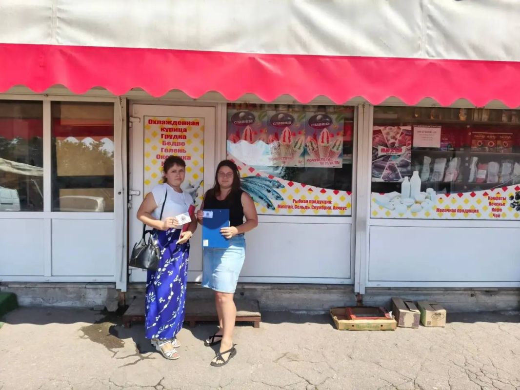 В г.Моспино прошёл очередной рейд Народного контроля с целью осуществления контроля за соблюдением правил торговли и прав потребителей относительно надлежащего качества товаров и уровня торгового обслуживания