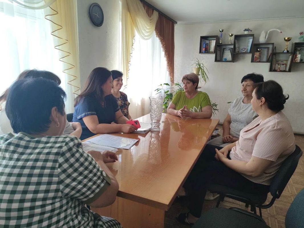 Сегодня депутат Тельмановского муниципального совета Галина Коссе провела встречу с работниками отдела образования Администрации Тельмановского муниципального округа