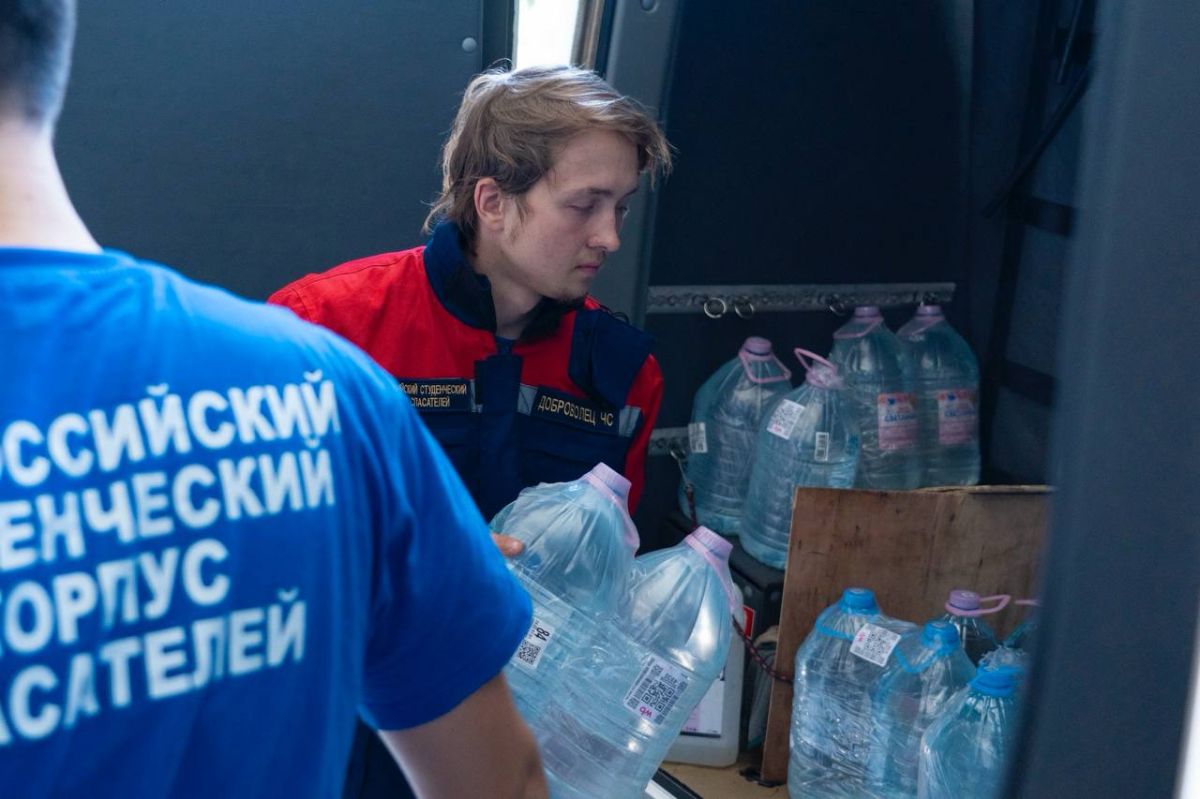 Сегодня добровольцы Донецкого регионального отделения ВСКС доставили нуждающимся маломобильным жителям Донецка 300 литров воды Сегодня добровольцы Донецкого регионального отделения ВСКС доставили нуждающимся маломобильным жителям Донецка 300 литров воды