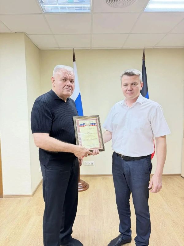 Председателю Амвросиевского муниципального совета Александру Шульге объявлена благодарность от Главы ДНР Дениса Пушилина