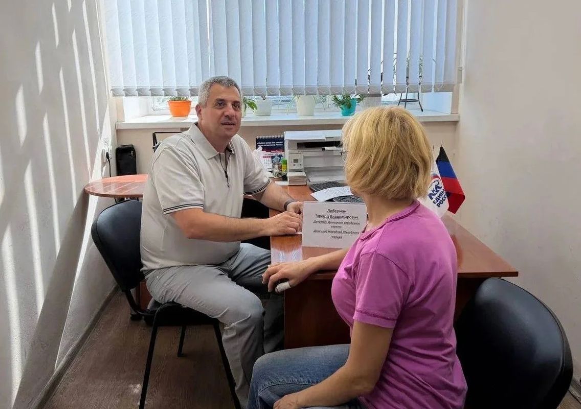 ПРИЕМ ГРАЖДАН. В рамках планового приема депутаты Донецкого городского совета Виталий Воловик, Александр Герасименко, Эдуард Либерман, Евгений Селютин, Сергей Семичасный и Елена Сорокина встретились с жителями и рассмотрели... ПРИЕМ ГРАЖДАН. В рамках планового приема депутаты Донецкого городского совета Виталий Воловик, Александр Герасименко, Эдуард Либерман, Евгений Селютин, Сергей Семичасный и Елена Сорокина встретились с жителями и рассмотрели...