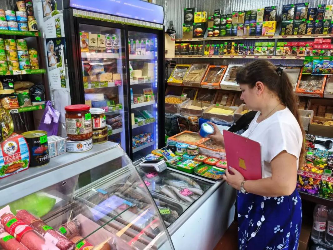 В г.Моспино прошёл очередной рейд Народного контроля с целью осуществления контроля за соблюдением правил торговли и прав потребителей относительно надлежащего качества товаров и уровня торгового обслуживания В г.Моспино прошёл очередной рейд Народного контроля с целью осуществления контроля за соблюдением правил торговли и прав потребителей относительно надлежащего качества товаров и уровня торгового обслуживания