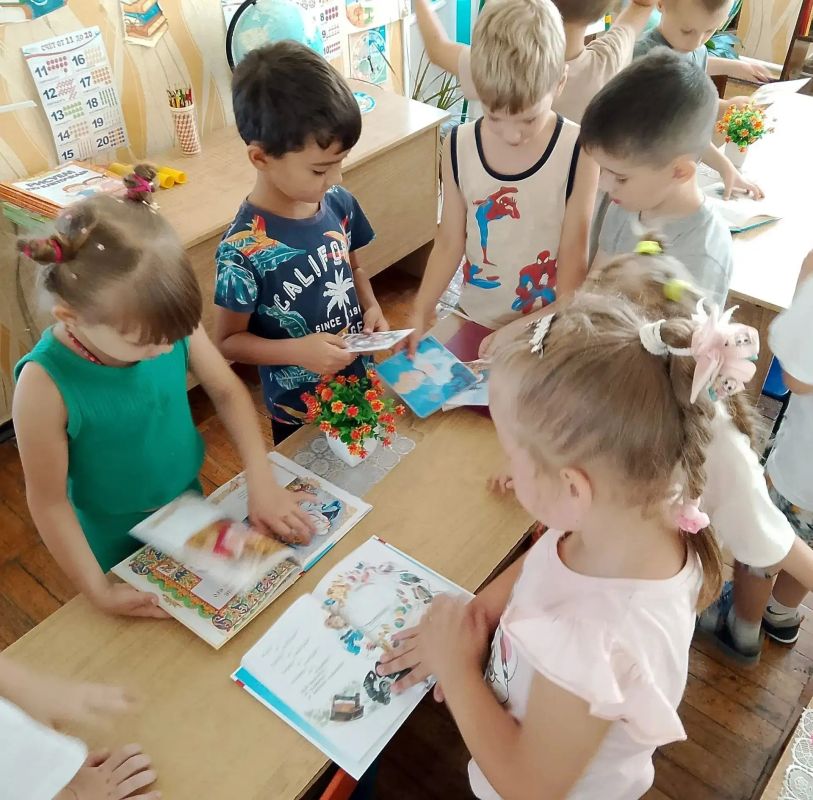 Сотрудники Центральной городской библиотеки провели для воспитанников детского сада № 50 «Лелея» увлекательную эрудит-игру «Всезнайки» Сотрудники Центральной городской библиотеки провели для воспитанников детского сада № 50 «Лелея» увлекательную эрудит-игру «Всезнайки»