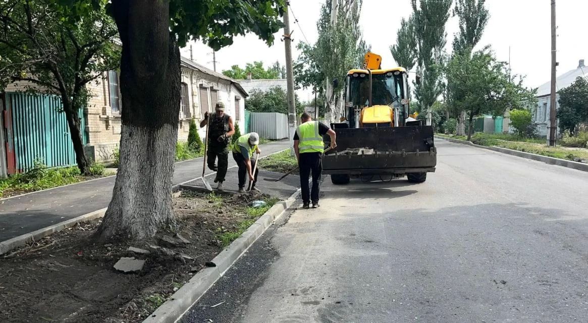 Хабаровский край обустроил бордюры в Дебальцево на улице Советской