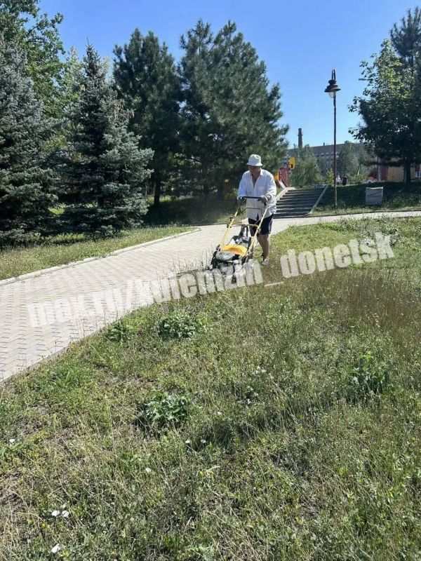 В эти жаркие летние дни сотрудники Дирекции парков продолжают работу по благоустройству территорий В эти жаркие летние дни сотрудники Дирекции парков продолжают работу по благоустройству территорий
