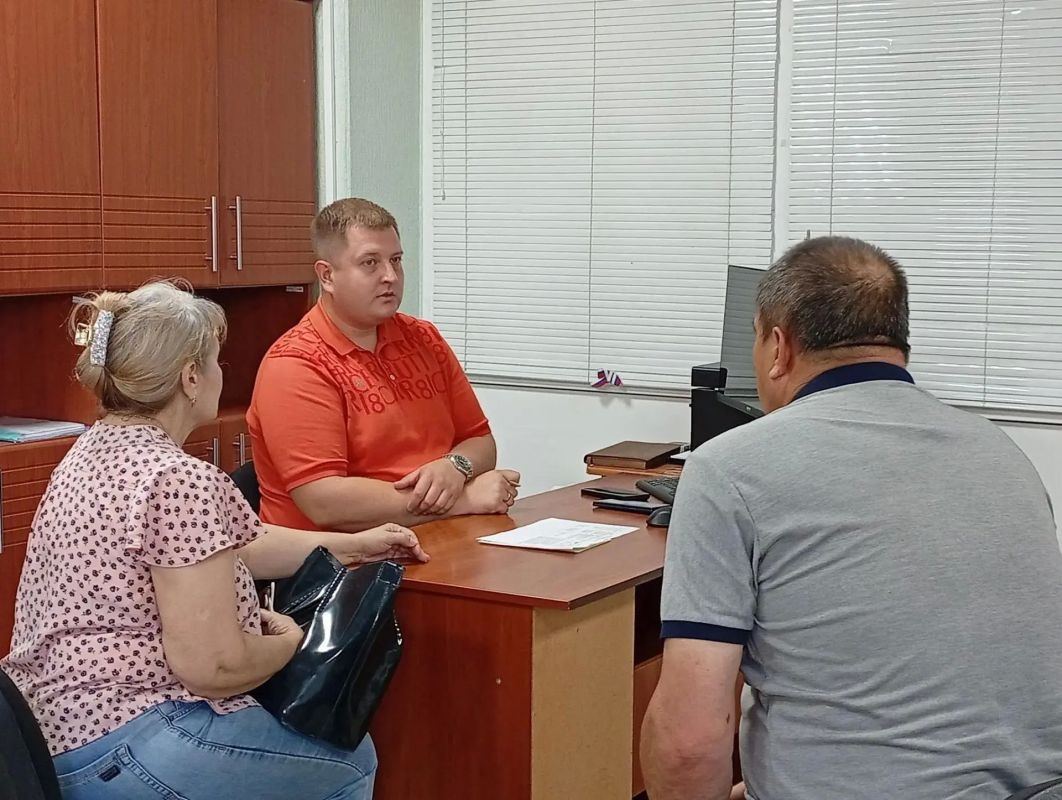 Сегодня во время очередного личного приема заместитель главы администрации округа Александр Сергеев ответил на вопросы жителей Ясиноватой, Пантелеймоновки, Верхнеторецкого Сегодня во время очередного личного приема заместитель главы администрации округа Александр Сергеев ответил на вопросы жителей Ясиноватой, Пантелеймоновки, Верхнеторецкого