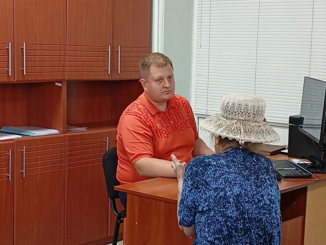 Сегодня во время очередного личного приема заместитель главы администрации округа Александр Сергеев ответил на вопросы жителей Ясиноватой, Пантелеймоновки, Верхнеторецкого Сегодня во время очередного личного приема заместитель главы администрации округа Александр Сергеев ответил на вопросы жителей Ясиноватой, Пантелеймоновки, Верхнеторецкого