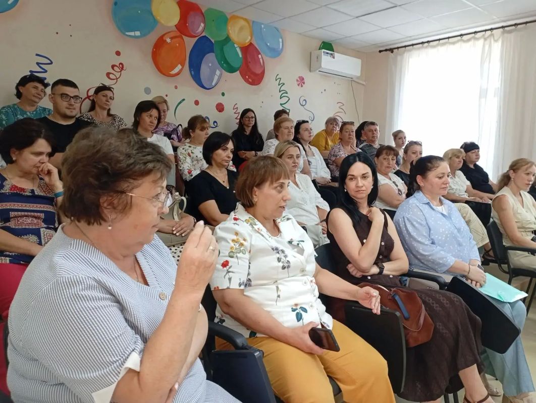 В рамках рабочей поездки в Ясиноватский муниципальный округ представитель актива Регионального общественного движения «Донецкая Республика» Сергей Макаров встретился с представителями педагогического сообщества Ясиноватой В рамках рабочей поездки в Ясиноватский муниципальный округ представитель актива Регионального общественного движения «Донецкая Республика» Сергей Макаров встретился с представителями педагогического сообщества Ясиноватой