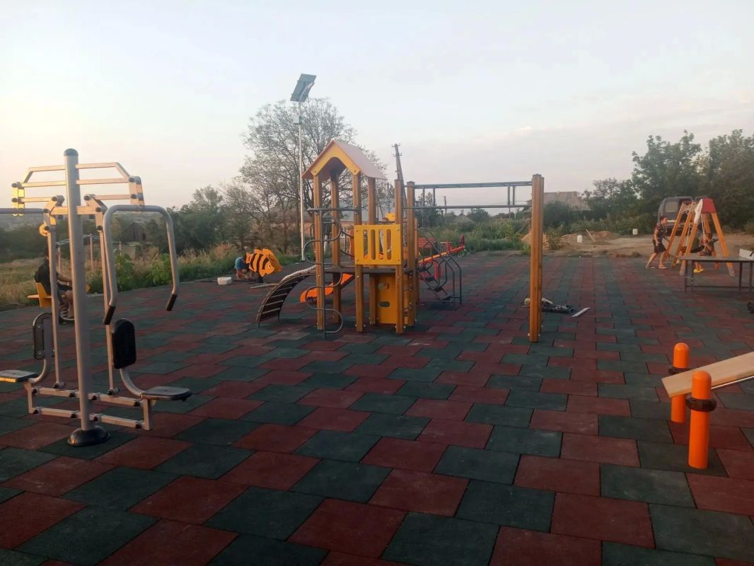 В селе Васильевка продолжается обустройство новой игровой площадки! В селе Васильевка продолжается обустройство новой игровой площадки!