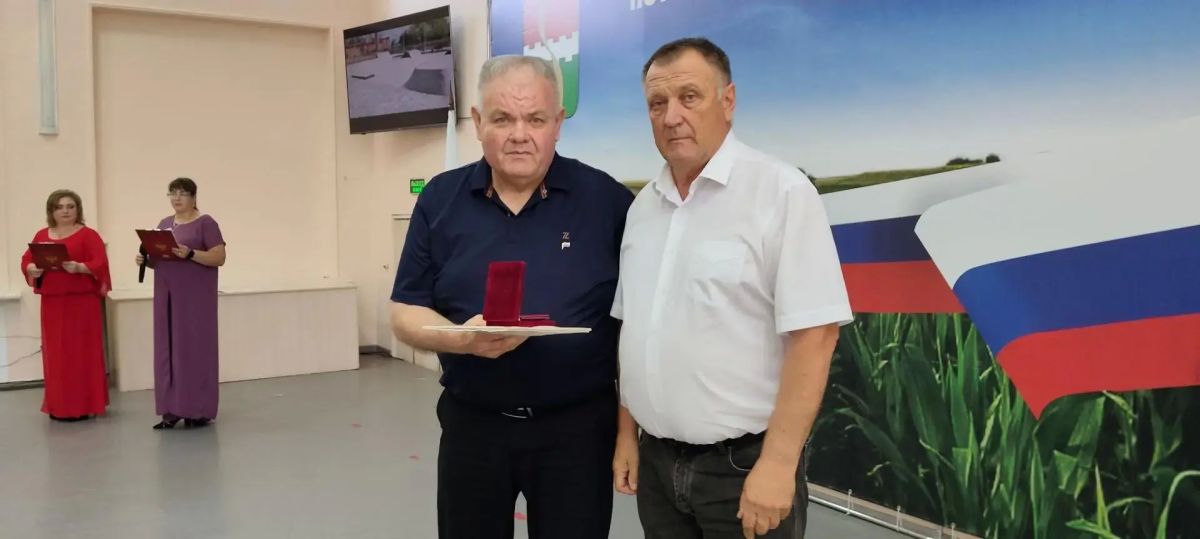 В рамках празднования 157-летия Амвросиевки председатель муниципального совета Александр Алексеевич Шульга был удостоен звания «Почетный гражданин города»