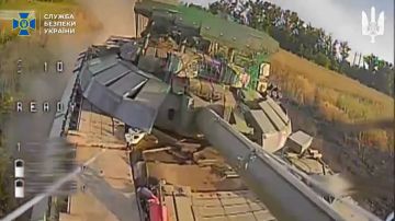 Более качественные кадры танков Т-72Б3А с КАЗ "Арена-М" в прицеле украинских дронов во время атаки на Добропольском направлении, проведенной в конце прошлого месяца