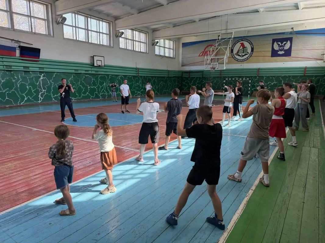 ЗАРЯДКА С ЧЕМПИОНАМИ: ДЕНЬ ФИЗКУЛЬТУРНИКА В НАШЕМ ОКРУГЕ! ЗАРЯДКА С ЧЕМПИОНАМИ: ДЕНЬ ФИЗКУЛЬТУРНИКА В НАШЕМ ОКРУГЕ!