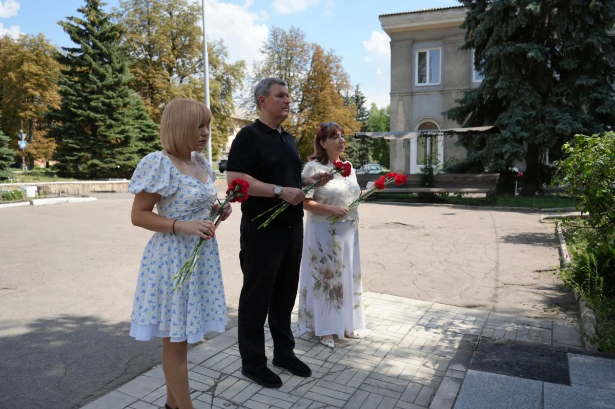 Михаил Желтяков: Сегодня, в день рождения Александра Алексеевича Ханжонкова, вместе с работниками культуры возложили цветы к его памятнику в Макеевке, чтобы отдать дань уважения человеку, чьё имя навечно вписано в историю... Михаил Желтяков: Сегодня, в день рождения Александра Алексеевича Ханжонкова, вместе с работниками культуры возложили цветы к его памятнику в Макеевке, чтобы отдать дань уважения человеку, чьё имя навечно вписано в историю...