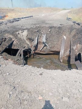 Последствия ночного удара по автомобильному мосту через реку Торец в Славянске, в районе «Химпрома»