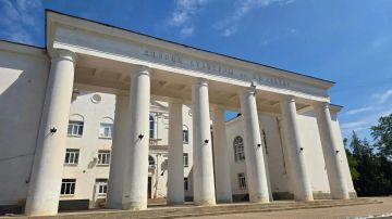 Ирина Куксенкова: Меня совершенно поразил Дворец культуры в городе Комсомольском Донецкой Народной Республики! Дух захватывает с первого взгляда на фасад, а когда попадаешь внутрь, бесповоротно погружаешься в атмосферу...