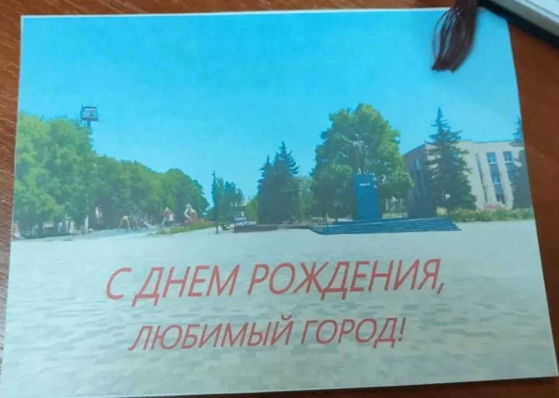 В преддверии Дня города сотрудники ЦКиД "Виктория" организовали акцию - раздали праздничные открытки жителям