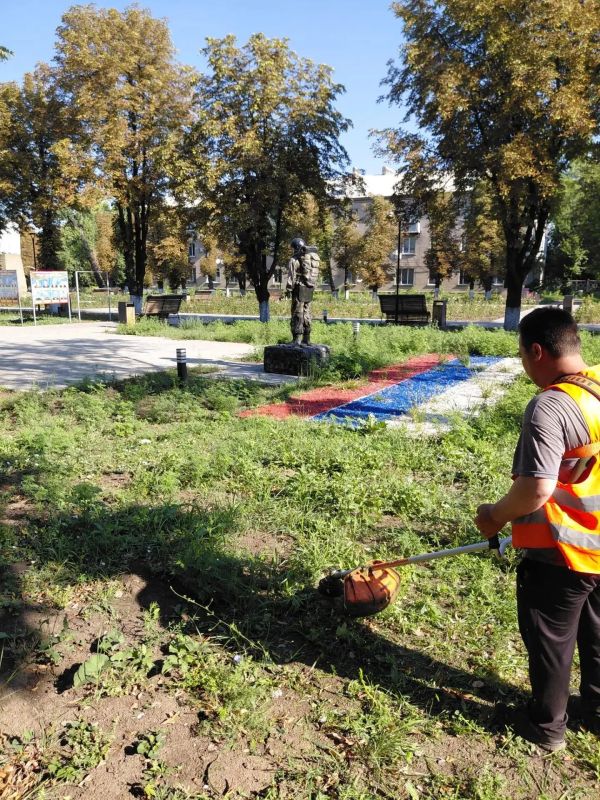 Благоустройство города: МБУ «Благо» наводит порядок в сквере 60 лет Октября Благоустройство города: МБУ «Благо» наводит порядок в сквере 60 лет Октября