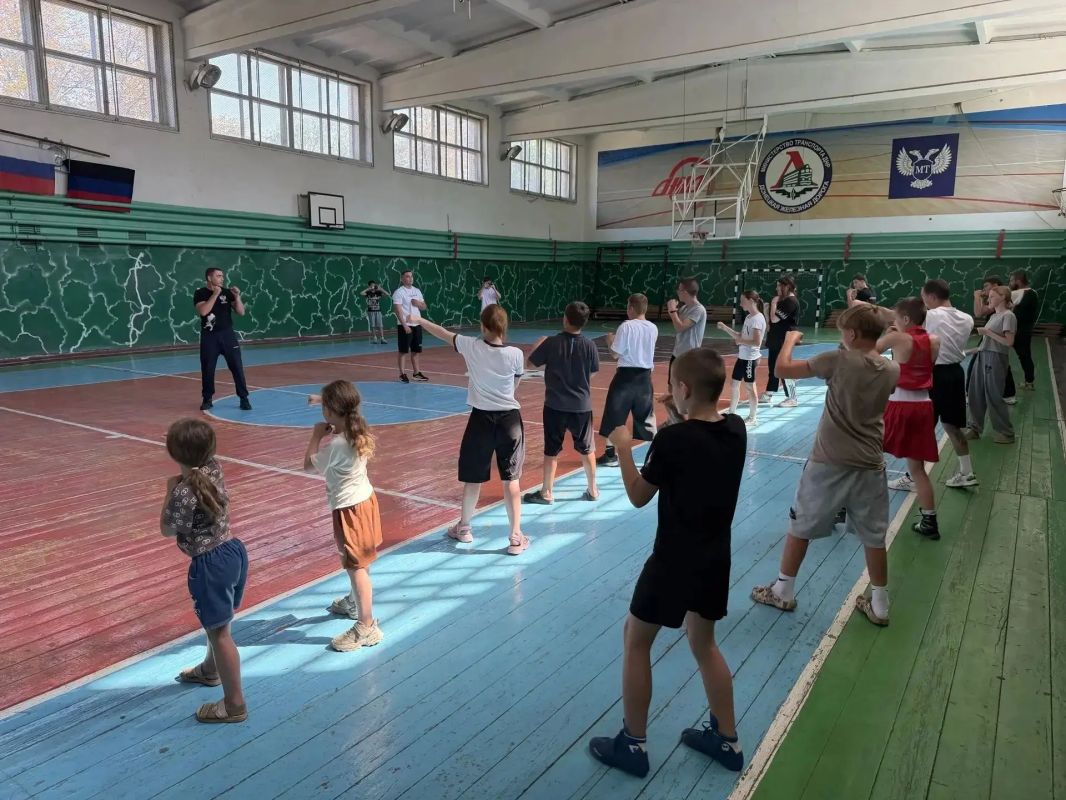 ЗАРЯДКА С ЧЕМПИОНАМИ: ДЕНЬ ФИЗКУЛЬТУРНИКА В НАШЕМ ОКРУГЕ! ЗАРЯДКА С ЧЕМПИОНАМИ: ДЕНЬ ФИЗКУЛЬТУРНИКА В НАШЕМ ОКРУГЕ!