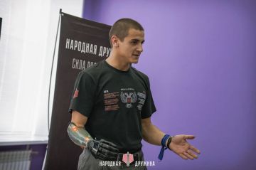 Народная Дружина в Торезе. В молодёжном центре города прошла встреча Народной Дружины со сторонниками организации и молодёжью, состоящей на учёте в комиссии по делам несовершеннолетних
