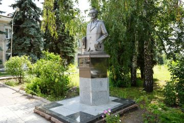 Михаил Желтяков: Сегодня, в день рождения Александра Алексеевича Ханжонкова, вместе с работниками культуры возложили цветы к его памятнику в Макеевке, чтобы отдать дань уважения человеку, чьё имя навечно вписано в историю...