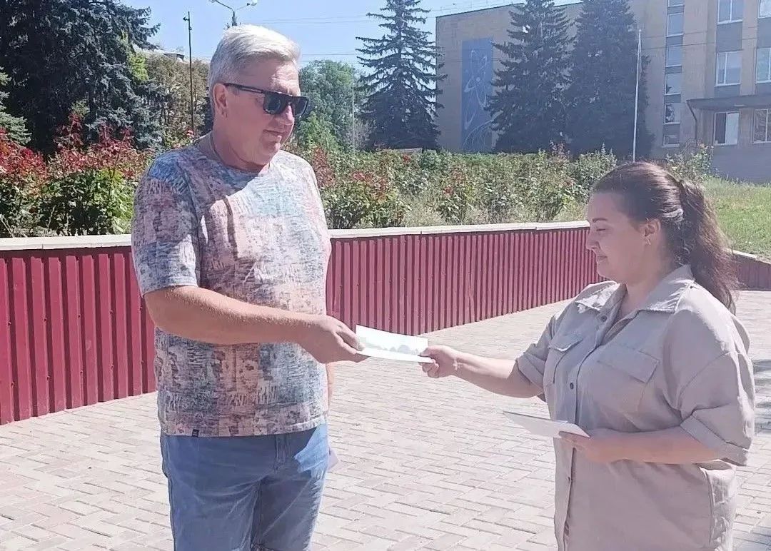 В преддверии Дня города сотрудники ЦКиД "Виктория" организовали акцию - раздали праздничные открытки жителям В преддверии Дня города сотрудники ЦКиД "Виктория" организовали акцию - раздали праздничные открытки жителям