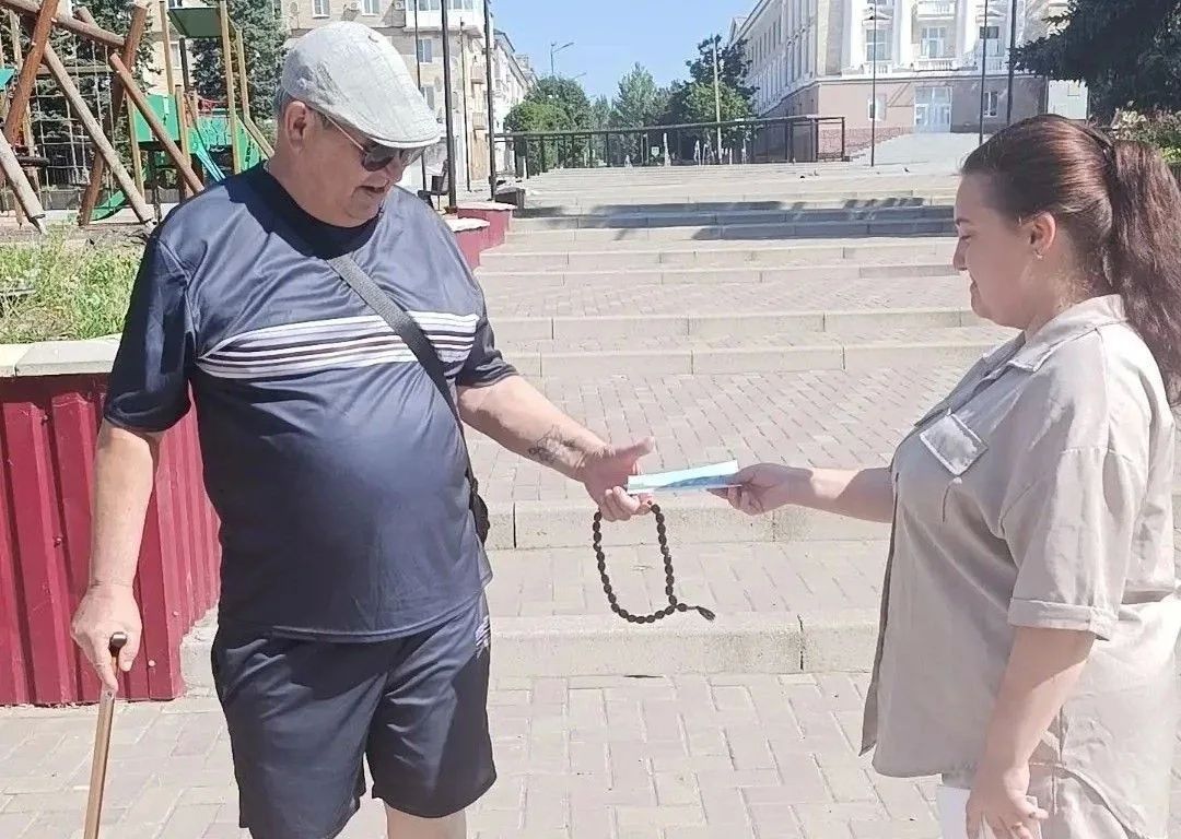 В преддверии Дня города сотрудники ЦКиД "Виктория" организовали акцию - раздали праздничные открытки жителям В преддверии Дня города сотрудники ЦКиД "Виктория" организовали акцию - раздали праздничные открытки жителям