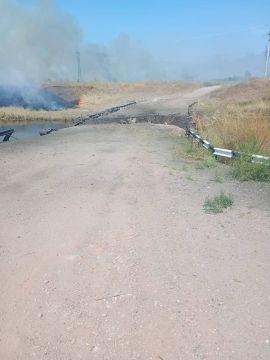 Этой ночью российские военные нанесли удар по автомобильному мосту через реку Торец в Славянске, в районе «Химпрома», ведущему в восточную часть города