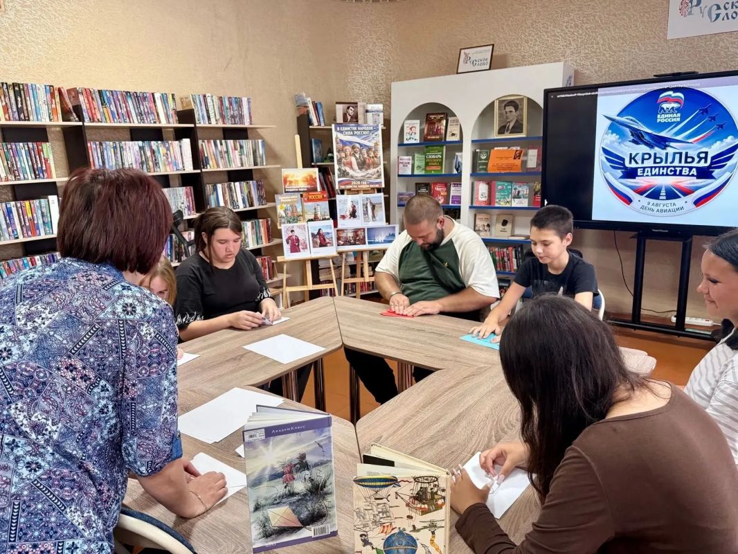 Крылья России. В городском округе Иловайск в преддверии Дня Воздушного флота России, который отмечается в третье воскресенье августа, в рамках Национального проекта «Молодёжь и дети» организовали замечательную акцию под... Крылья России. В городском округе Иловайск в преддверии Дня Воздушного флота России, который отмечается в третье воскресенье августа, в рамках Национального проекта «Молодёжь и дети» организовали замечательную акцию под...