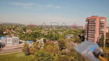 Наглядным примером продвижения ВС РФ к Славянску является начало ударов FPV-дронов на оптоволокне по украинской технике уже в черте города