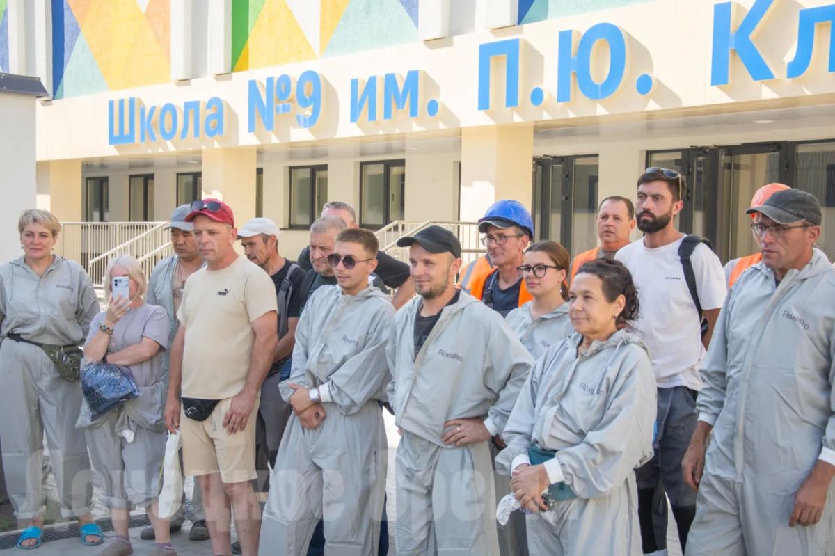“Приехали охладить ребят”: донецкая молодежь поздравила строителей с праздником мороженым и квасом “Приехали охладить ребят”: донецкая молодежь поздравила строителей с праздником мороженым и квасом