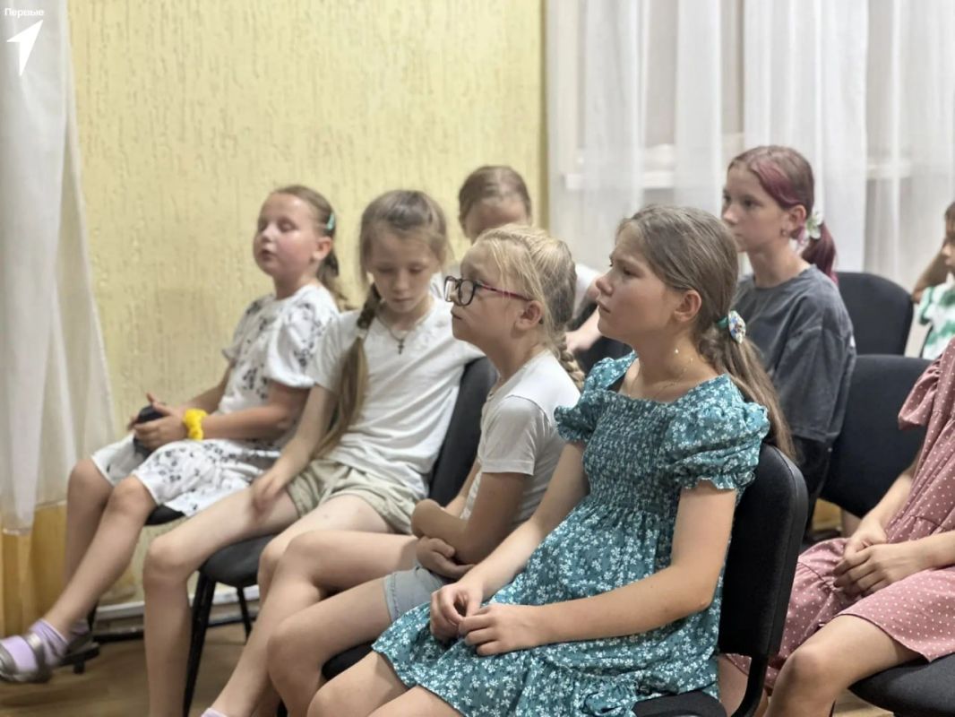 Лето вместе с Первыми. На базе Центра Первых было громче обычного Разминка, первые попытки поймать ритм, смех над собой — и в какой-то момент что-то щёлкнуло Лето вместе с Первыми. На базе Центра Первых было громче обычного Разминка, первые попытки поймать ритм, смех над собой — и в какой-то момент что-то щёлкнуло