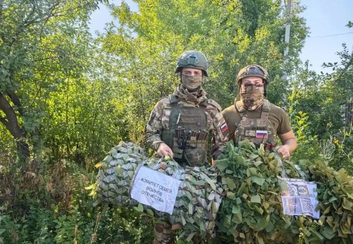 Горловское отделение КСВО ДНР передало маскировочные сети артиллеристам 132-й бригады