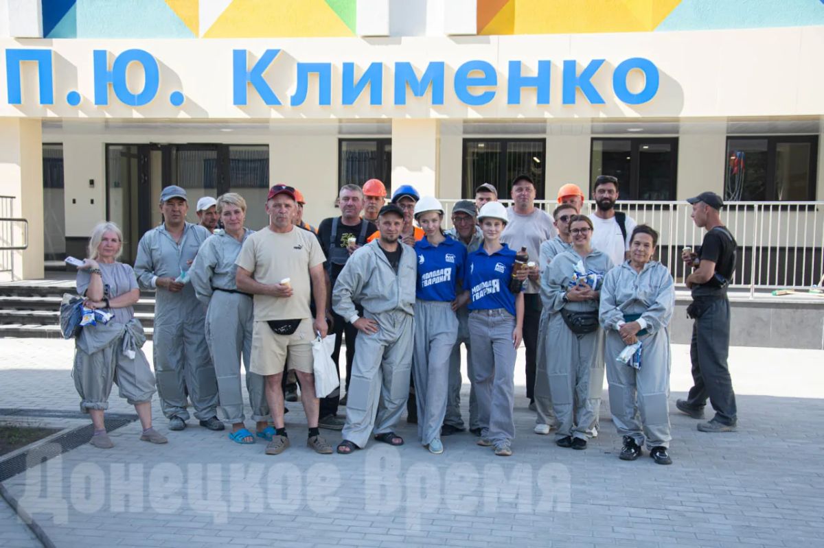 “Приехали охладить ребят”: донецкая молодежь поздравила строителей с праздником мороженым и квасом “Приехали охладить ребят”: донецкая молодежь поздравила строителей с праздником мороженым и квасом