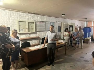 Заместитель Председателя Народного Совета Николай Сытов в рамках рабочей поездки посетил пункт временного размещения в Енакиево