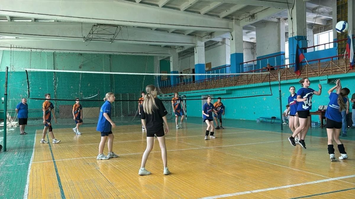 В рамках национального проекта "Молодёжь и дети" в честь праздника состоялась товарищеская встреча по волейболу между командой «Молодая Гвардия Единой России» и командой МБУ ДЮСШ В рамках национального проекта "Молодёжь и дети" в честь праздника состоялась товарищеская встреча по волейболу между командой «Молодая Гвардия Единой России» и командой МБУ ДЮСШ