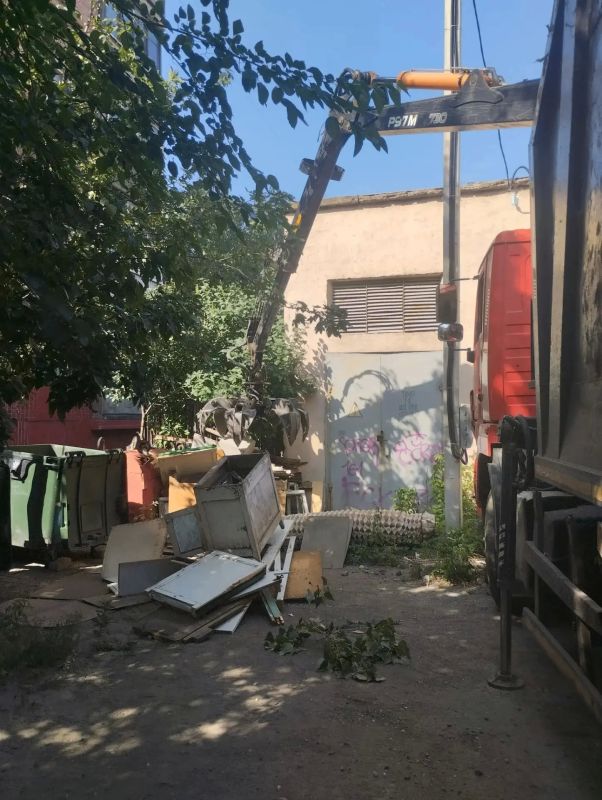 В Центрально-Городском внутригородском районе, в рамках акции "Маленькие добрые дела", при непосредственной помощи активистов ПО 579, 574 проведена работа по вывозу скоплений ТКО по ул. Московская 28/131, ул Ленина 45/31... В Центрально-Городском внутригородском районе, в рамках акции "Маленькие добрые дела", при непосредственной помощи активистов ПО 579, 574 проведена работа по вывозу скоплений ТКО по ул. Московская 28/131, ул Ленина 45/31...