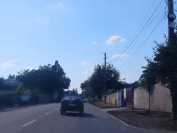 С целью приведения территории в надлежащее санитарное состояние жителями проведены работы по покосу сорных и карантинных трав на прилегающей к своему домовладению территории по ул. Коккинаки