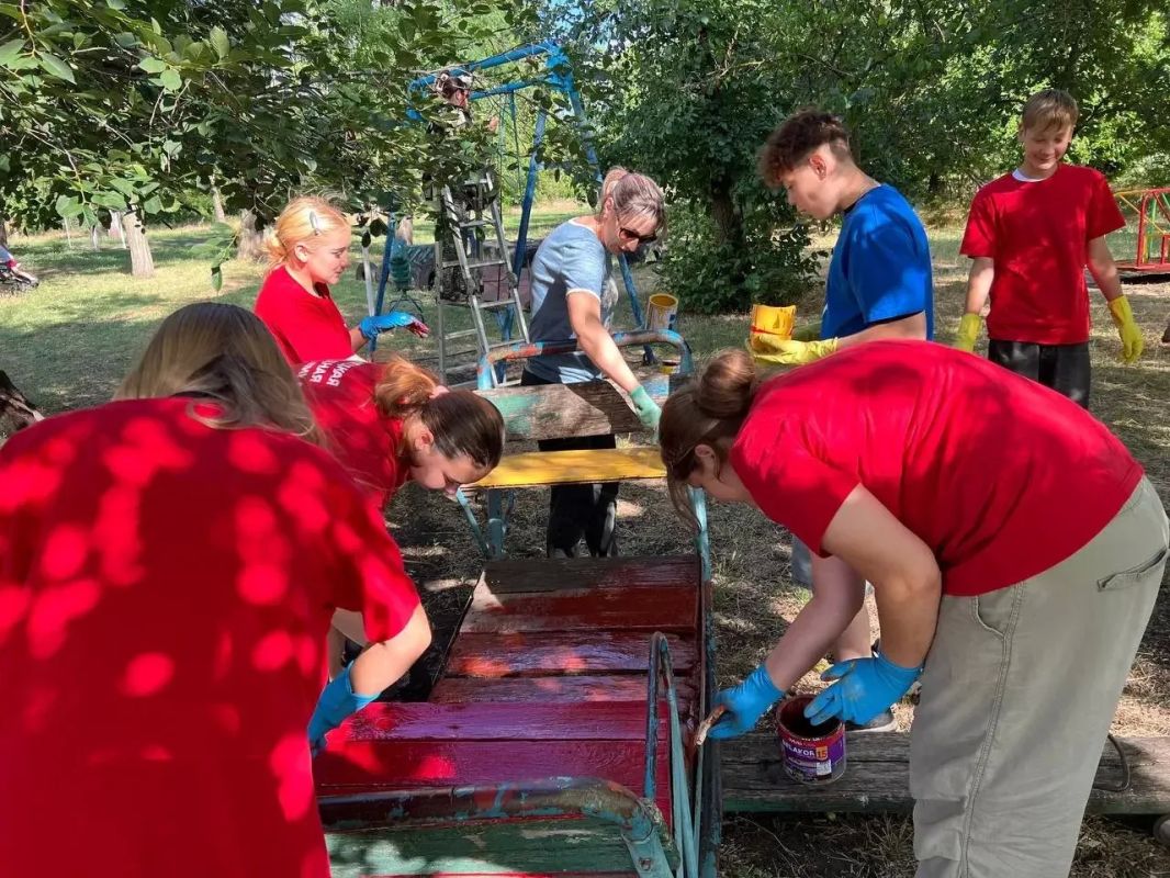 ДОБРО НЕ ЗНАЕТ КАНИКУЛ!. Первые Мангушского муниципального округа реализовали благоустройство детской площадки: отремонтировали и покрасили качели и привели в порядок прилегающую территорию ДОБРО НЕ ЗНАЕТ КАНИКУЛ!. Первые Мангушского муниципального округа реализовали благоустройство детской площадки: отремонтировали и покрасили качели и привели в порядок прилегающую территорию