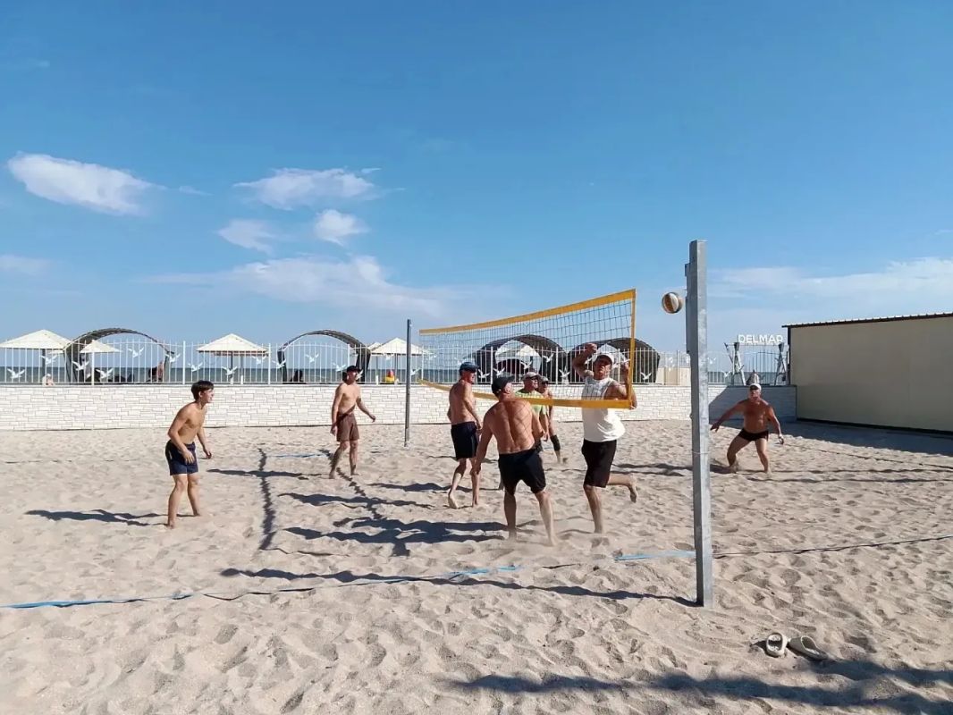 В честь празднования Дня физкультурника, на спортивной площадке отеля «Дельмар» в Седово состоялся товарищеский матч по волейболу среди любителей активного образа жизни В честь празднования Дня физкультурника, на спортивной площадке отеля «Дельмар» в Седово состоялся товарищеский матч по волейболу среди любителей активного образа жизни