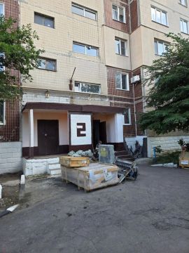 В многоквартирном доме Кировского устанавливают новый лифт