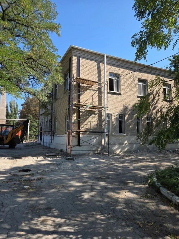 Владимирцы продолжают ремонт детского отделения больницы в Кировском Владимирцы продолжают ремонт детского отделения больницы в Кировском